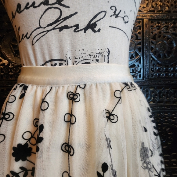 NWOT Long Floral Black and Cream Skirt - Picture 3 of 4